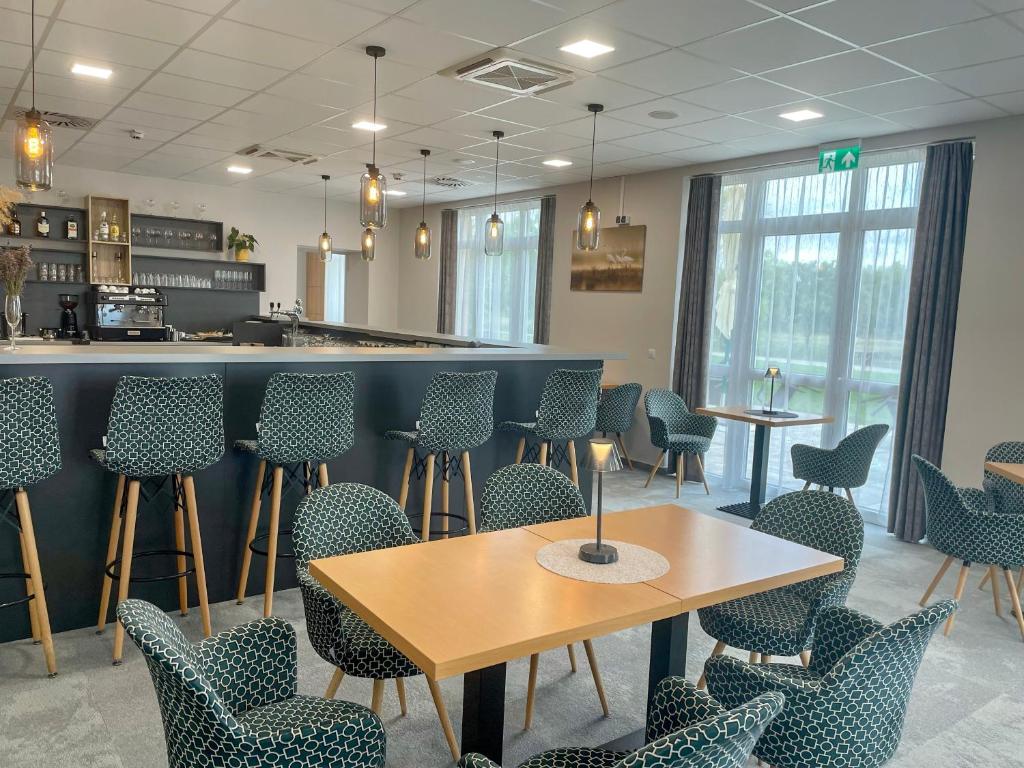Reštaurácia alebo iné gastronomické zariadenie v ubytovaní Gyirmót Sport & Wellness Hotel