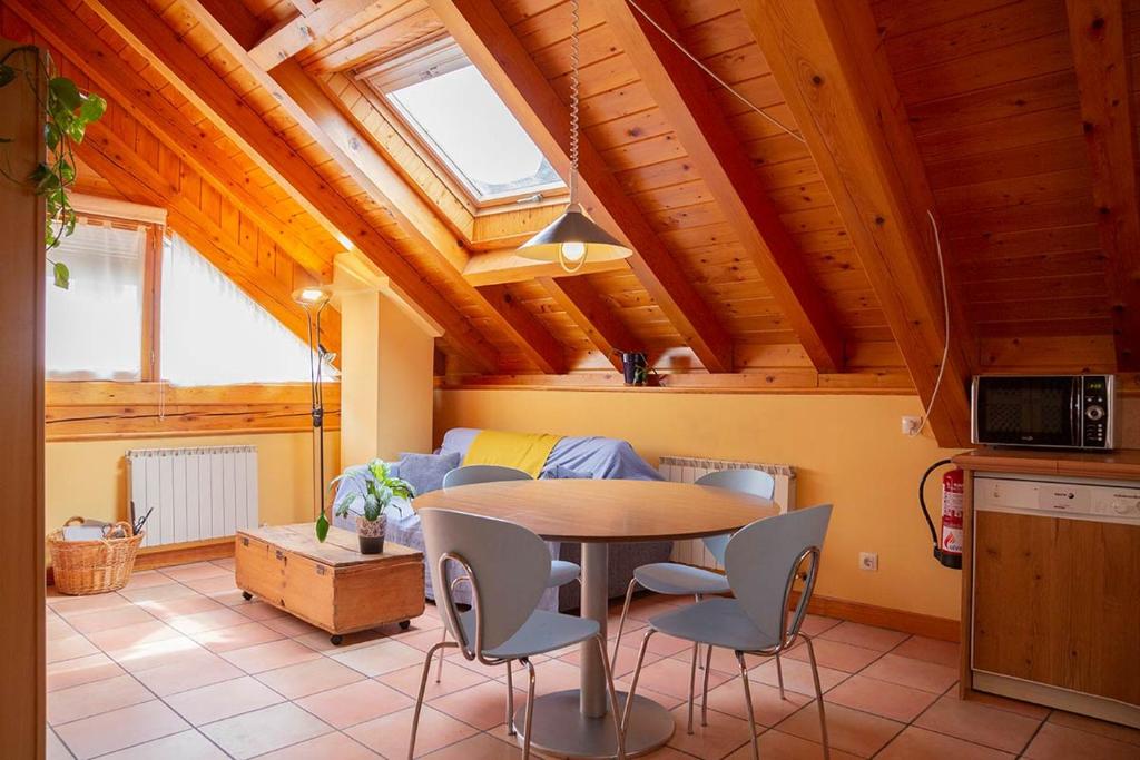 cocina con mesa y sillas en una habitación en Garxo Apartamentos en Isaba