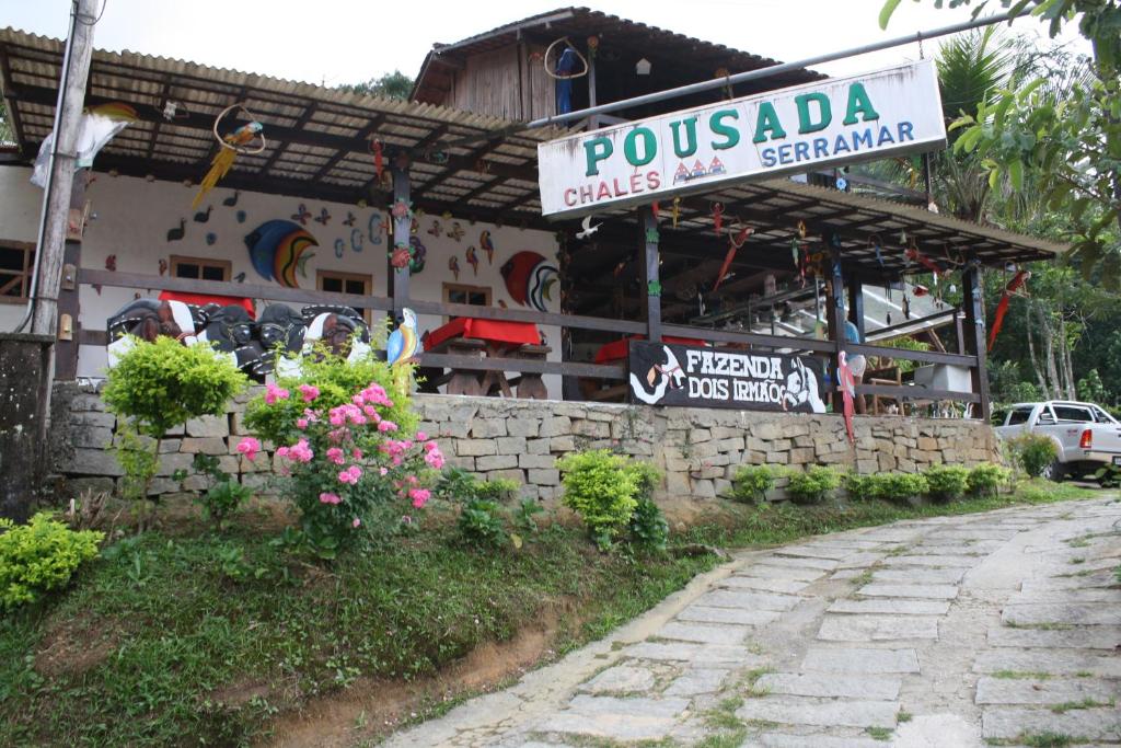 a building with a sign that reads possada cakes new girlfriend at Pousada Portal de Lumiar in Lumiar