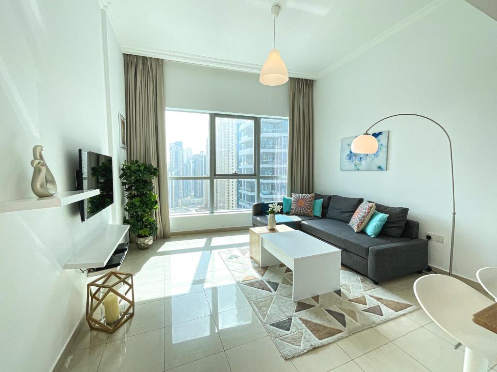 - un salon avec un canapé et une table dans l'établissement HiGuests - Incredible apartment at the top of Dubai Marina, à Dubaï