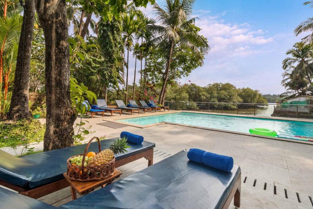 Bazén v ubytování Casa Saipem with River View & Kitchen access by StayVista nebo v jeho okolí