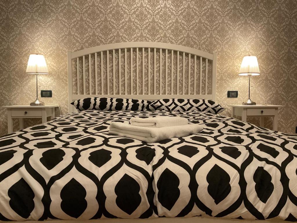 1 cama grande con edredón blanco y negro en Your Room to visit Venice Marco Polo 10 min en Mestre
