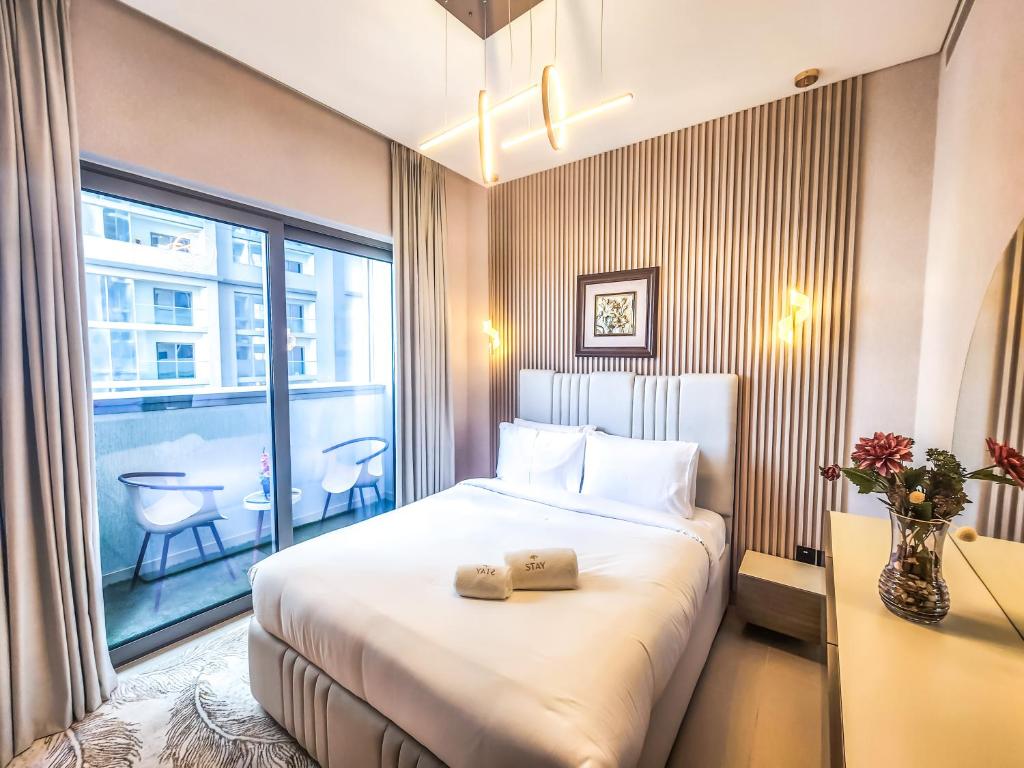 ein Hotelzimmer mit einem Bett und einem großen Fenster in der Unterkunft STAY BY LATINEM Luxury 1BR Holiday Home CV A811 near Burj Khalifa in Dubai