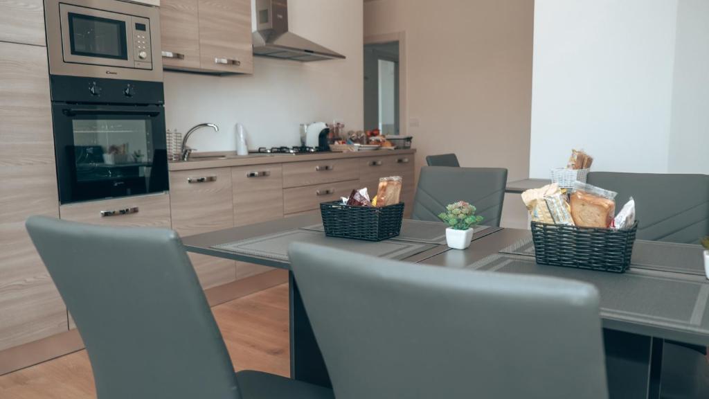eine Küche mit einem Esstisch mit Stühlen und einer Arbeitsplatte in der Unterkunft Guesthouse Aschenez in Reggio di Calabria
