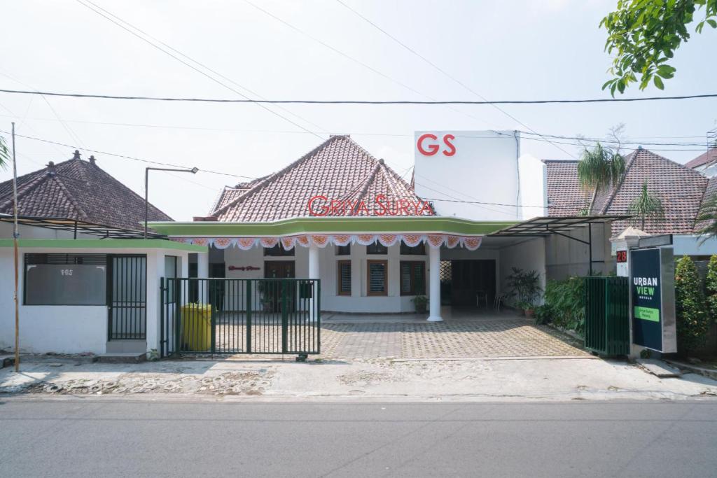 瑪琅的住宿－Urbanview Hotel Griya Surya Malang by RedDoorz，上面有cvs标志的加油站
