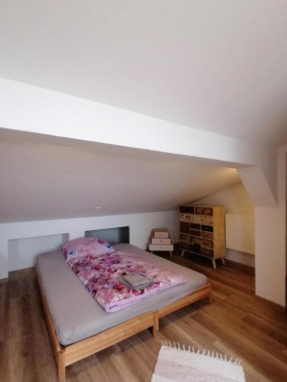 Łóżko lub łóżka w pokoju w obiekcie Újkapu Sunshine Apartments