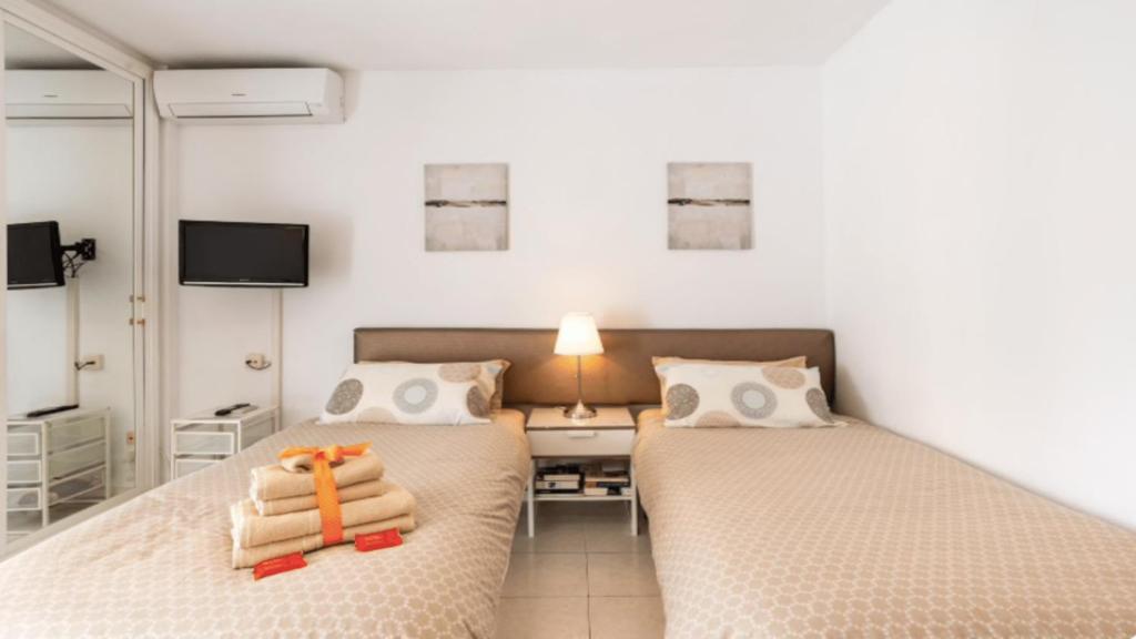 Łóżko lub łóżka w pokoju w obiekcie 797 Holiday Rentals- Luminoso estudio en Arroyo de la Miel