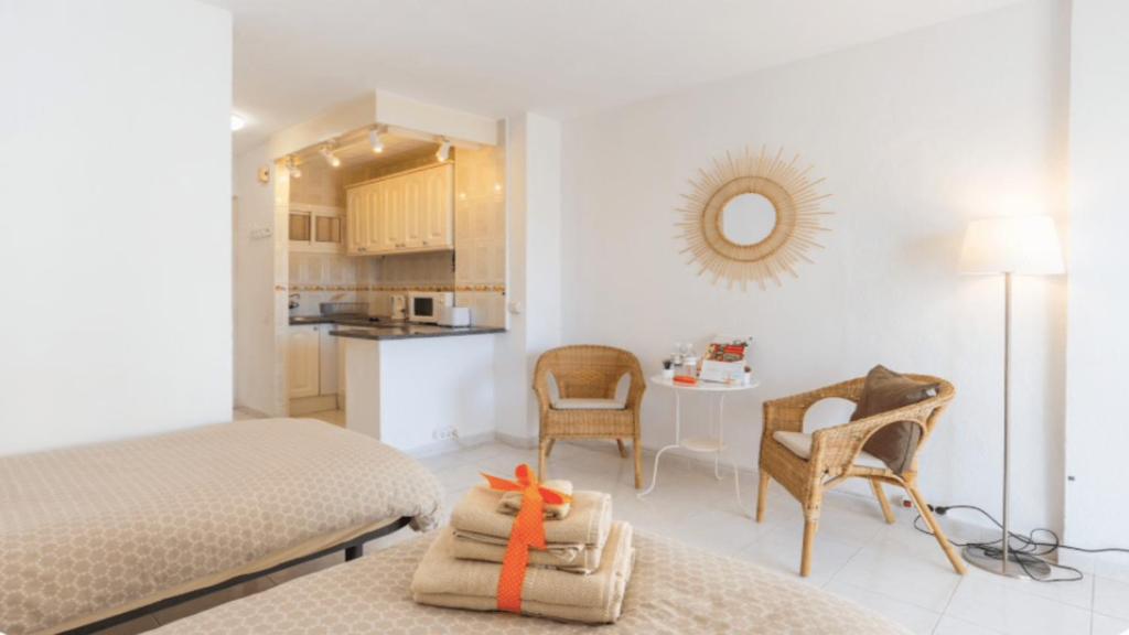 Kuchnia lub aneks kuchenny w obiekcie 797 Holiday Rentals- Luminoso estudio en Arroyo de la Miel