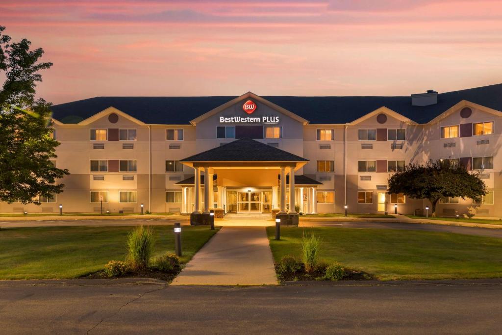 an exterior view of a hotel at dusk at Best Western PLUS Executive Court Inn & Conference Center in Manchester