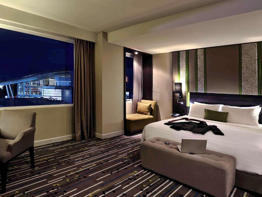 Postel nebo postele na pokoji v ubytování Mercure Serpong Alam Sutera