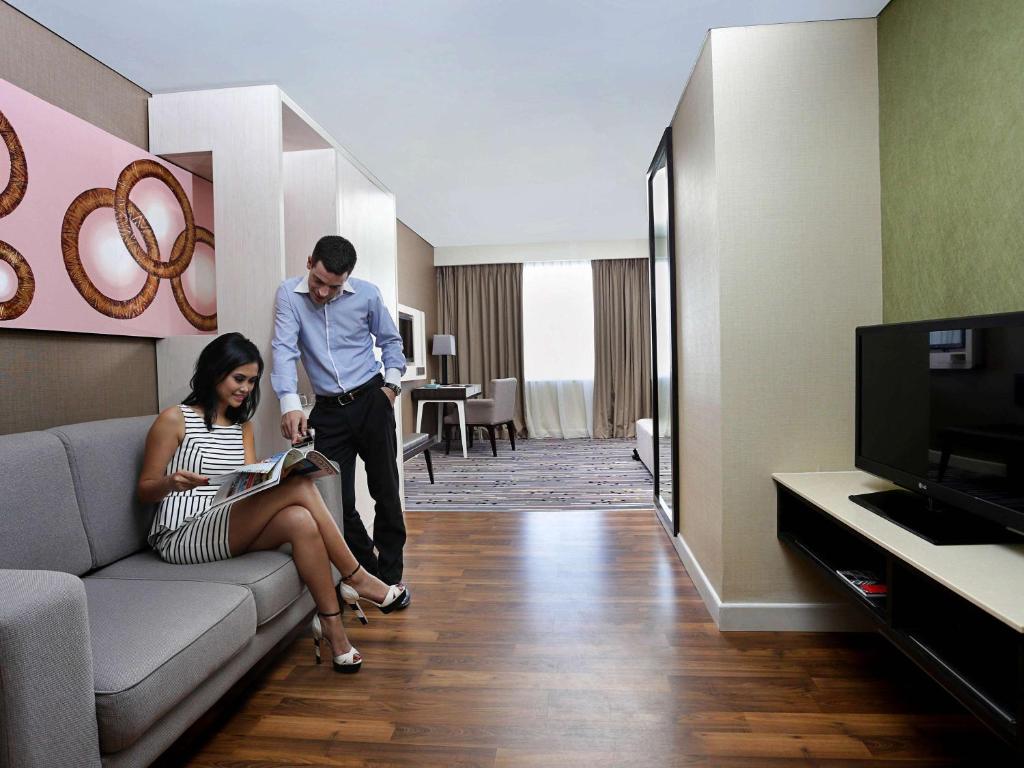 TV a/nebo společenská místnost v ubytování Mercure Serpong Alam Sutera