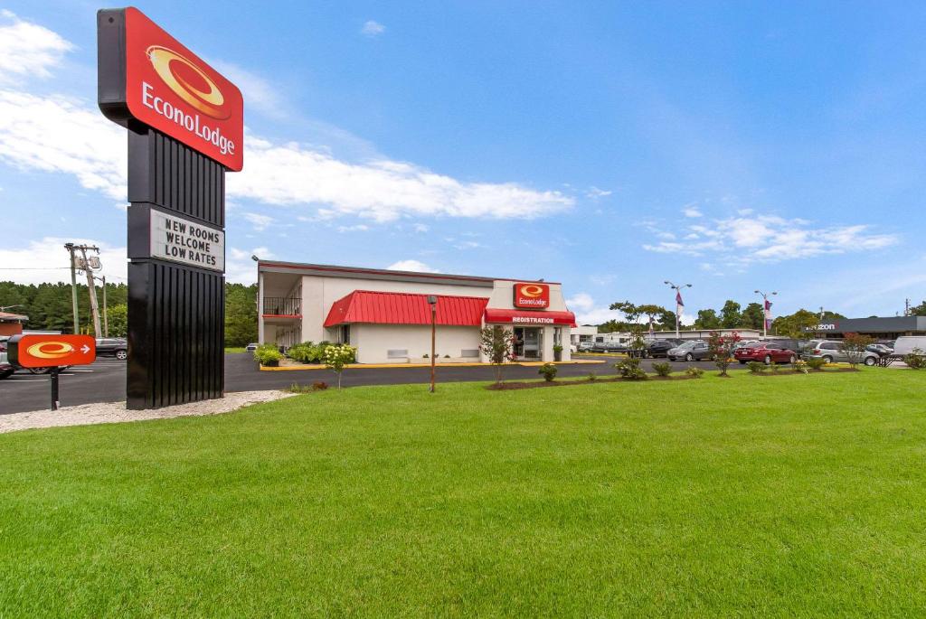 una gasolinera con un cartel en el césped en Econo Lodge North Washington, en Washington