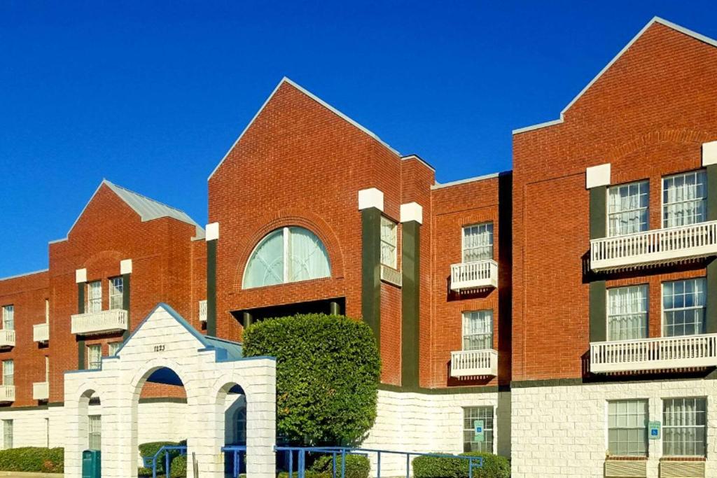 un edificio de ladrillo rojo con iglesia abyteriana en Quality Suites Las Colinas Center, en Irving