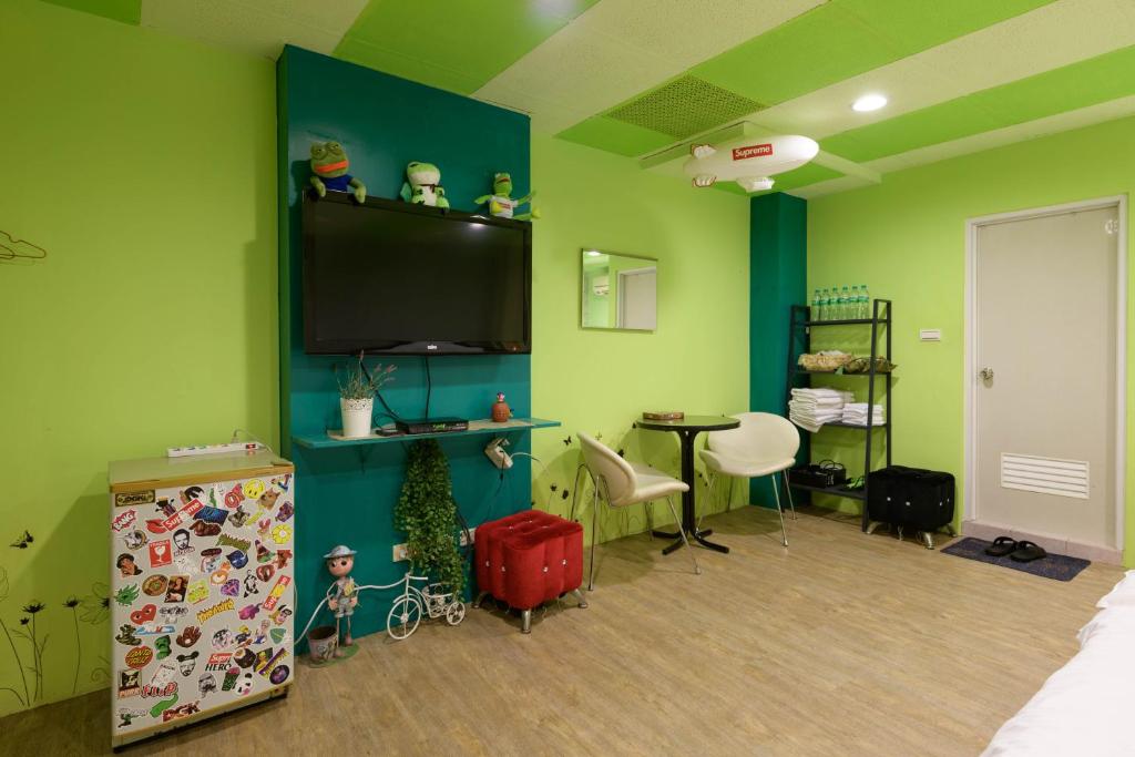 a room with green walls and a tv on the wall at 羅東小宅一生 in Luodong