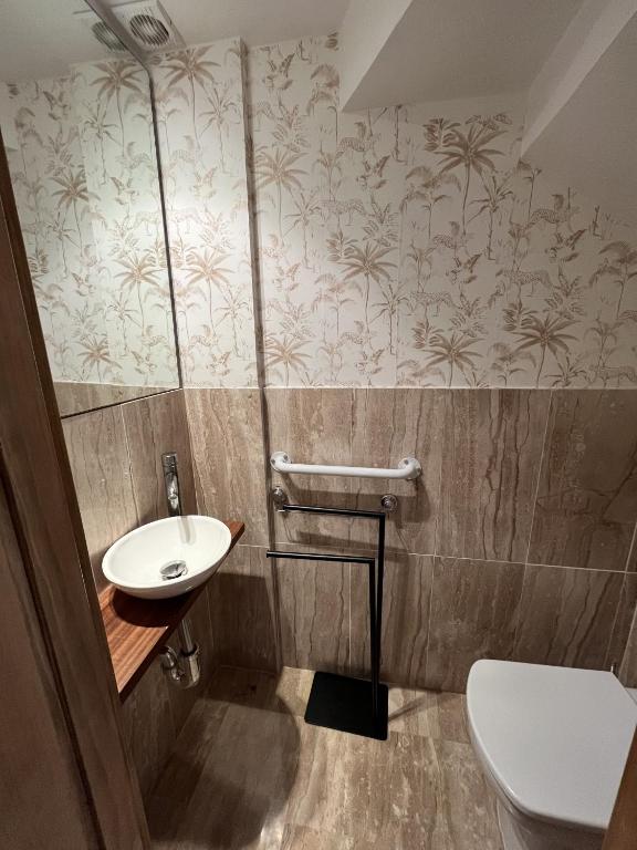 A bathroom at Estepona - Playa - Villa de 2 dormitorios en urbanización cerca del mar