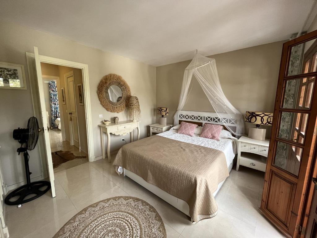 A bed or beds in a room at Estepona - Playa - Villa de 2 dormitorios en urbanización cerca del mar
