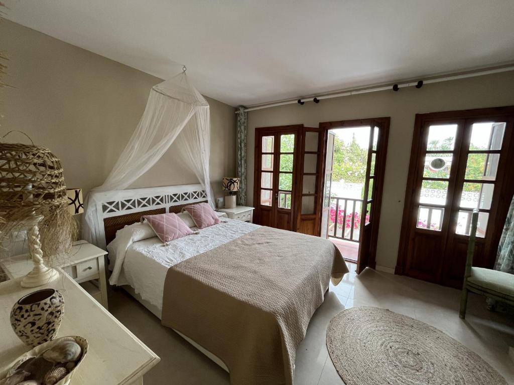 A bed or beds in a room at Estepona - Playa - Villa de 2 dormitorios en urbanización cerca del mar