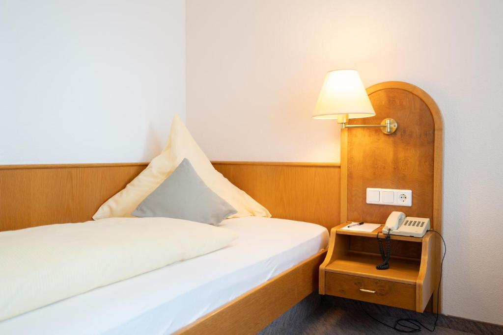 Postel nebo postele na pokoji v ubytování Hotel Suggenbad