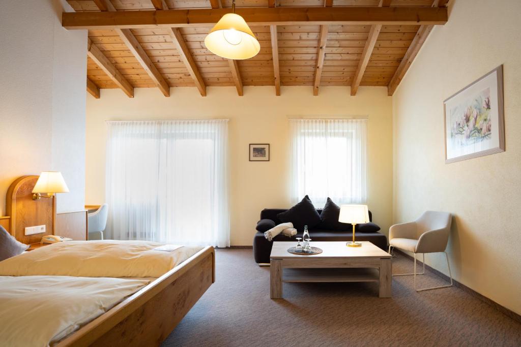 Postel nebo postele na pokoji v ubytování Hotel Suggenbad
