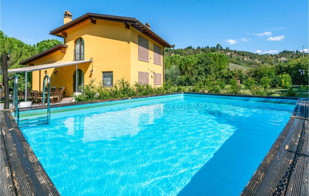 ein Pool vor einem Haus in der Unterkunft 4 Bedroom Amazing Home In San Miniato in San Miniato