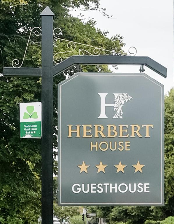 Majutusasutuses Herbert House ,V93 RF64 olev sertifikaat, autasu, silt või muu dokument