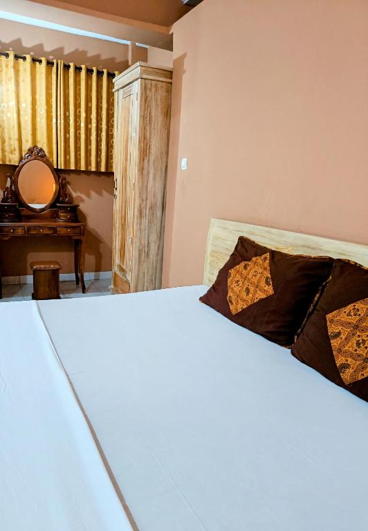 Giường trong phòng chung tại Ada Waktu Homestay