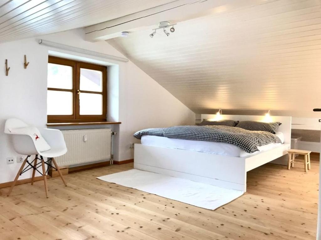 - une chambre avec un lit blanc et une fenêtre dans l'établissement Bergflüstern, à Garmisch-Partenkirchen