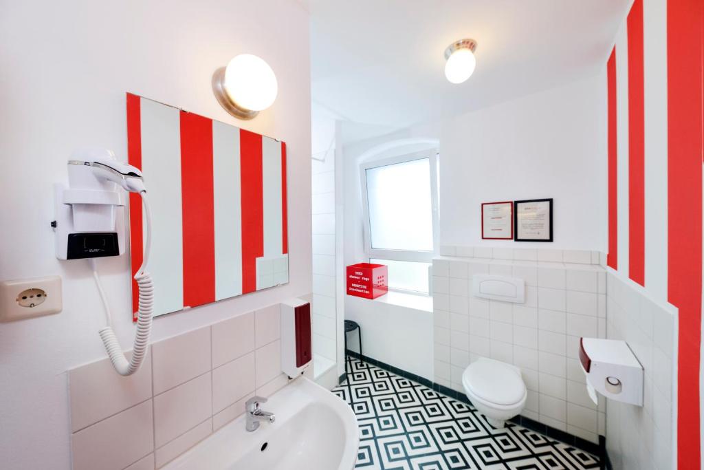 Old Town Hostel - 12