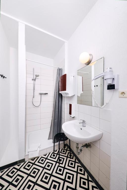 Old Town Hostel - 11