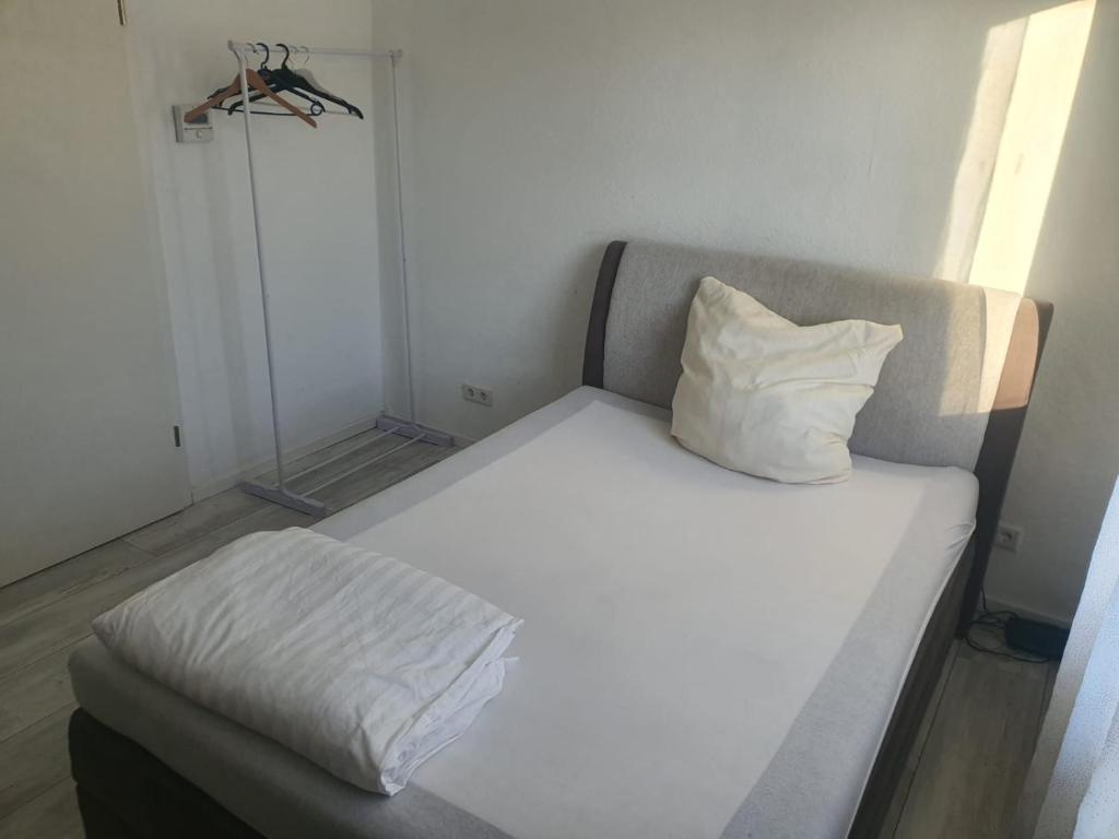 Postel nebo postele na pokoji v ubytování 1 Zimmer Apartment Kaiserslautern