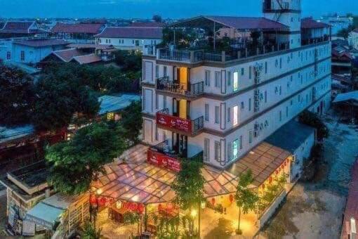 um grande edifício branco com luzes à frente em city inn hotel em Siem Reap
