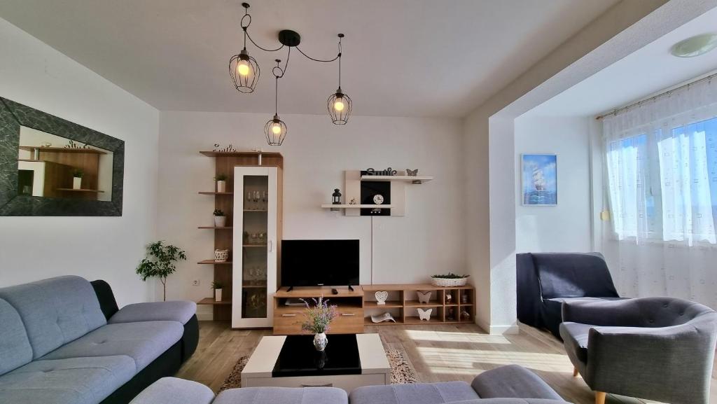 Televízia a/alebo spoločenská miestnosť v ubytovaní Apartments Slado