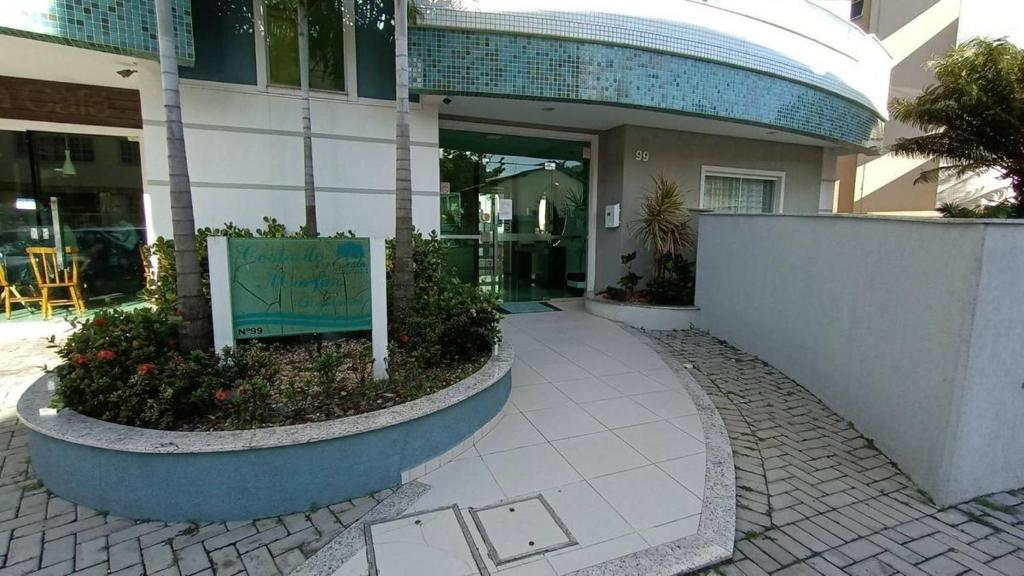 ein Gebäude mit einem Schild davor in der Unterkunft Costa do Marfim - Bombinhas in Bombinhas