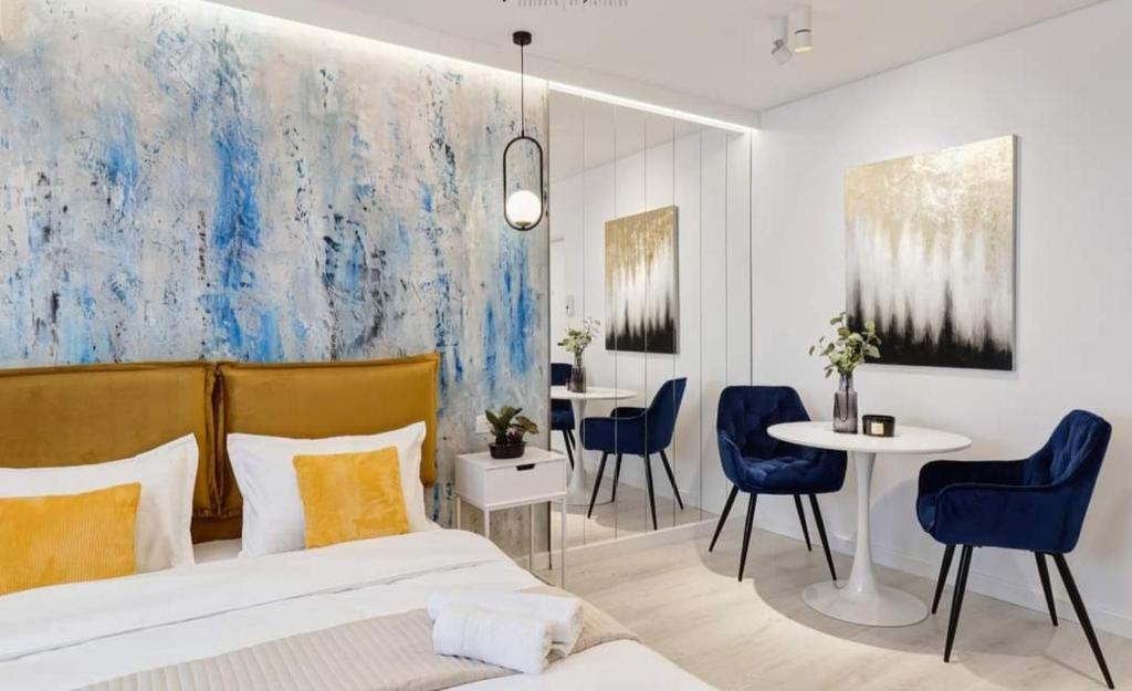 Un dormitorio con una cama y una mesa y sillas. en Government Deluxe Studio by Magic Apartments, en Bucarest