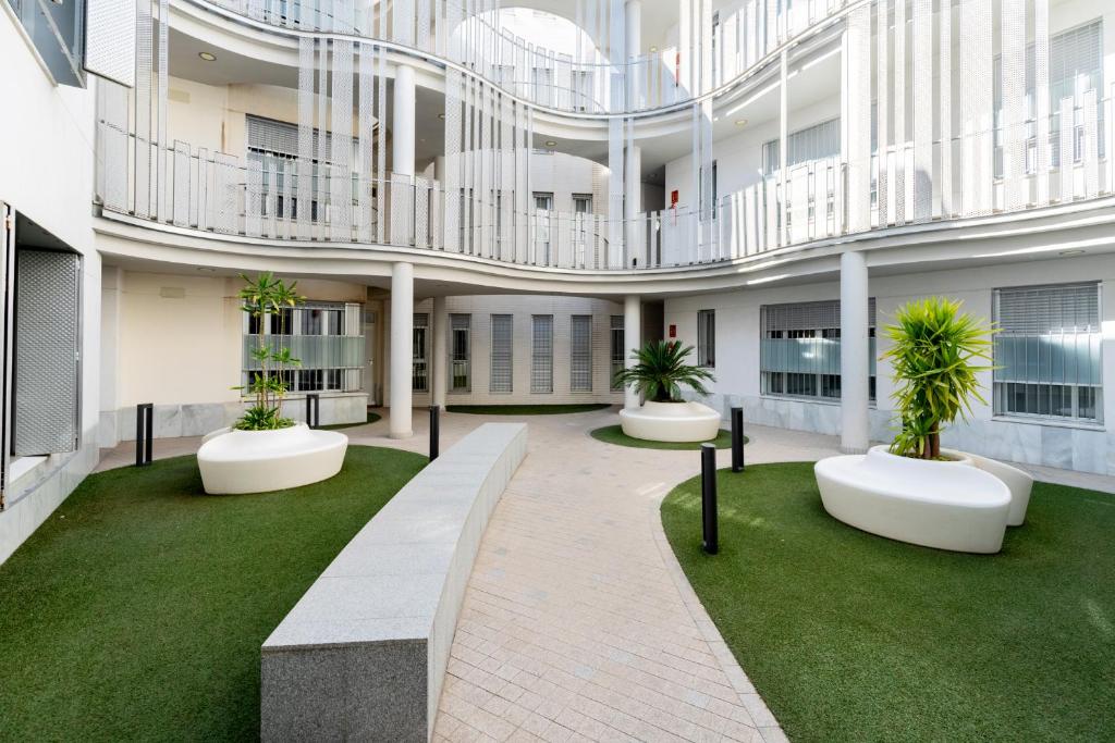 wewnętrzny dziedziniec budynku z palmami w obiekcie Veoapartment Rastro w Sewilli