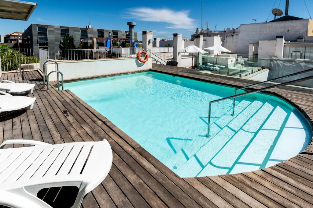 basen na dachu budynku w obiekcie Veoapartment Rastro w Sewilli
