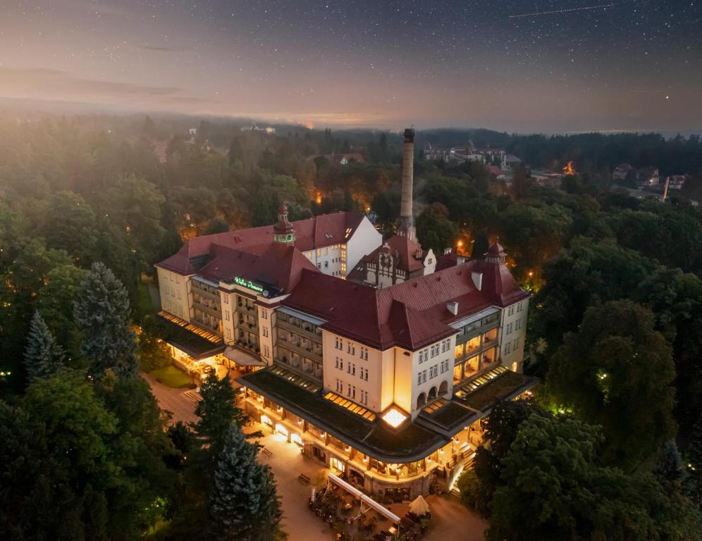 una vista aérea de un gran edificio con una torre en Wielka Pieniawa, en Polanica-Zdrój