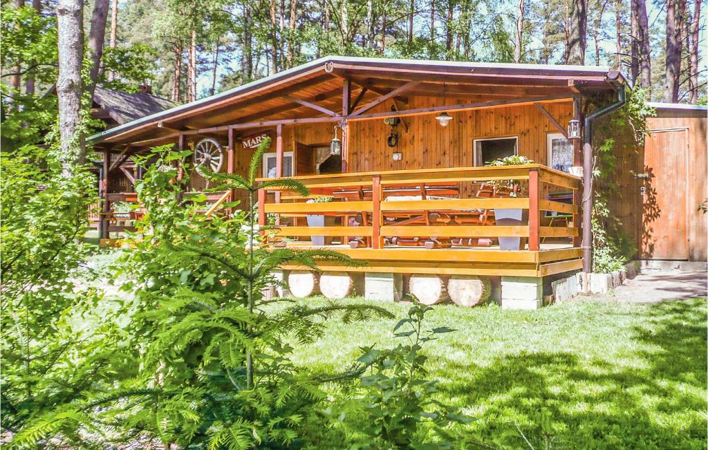 une cabane en bois au milieu d'une forêt dans l'établissement Nice Home In Ostrda With Kitchen, à Ostróda