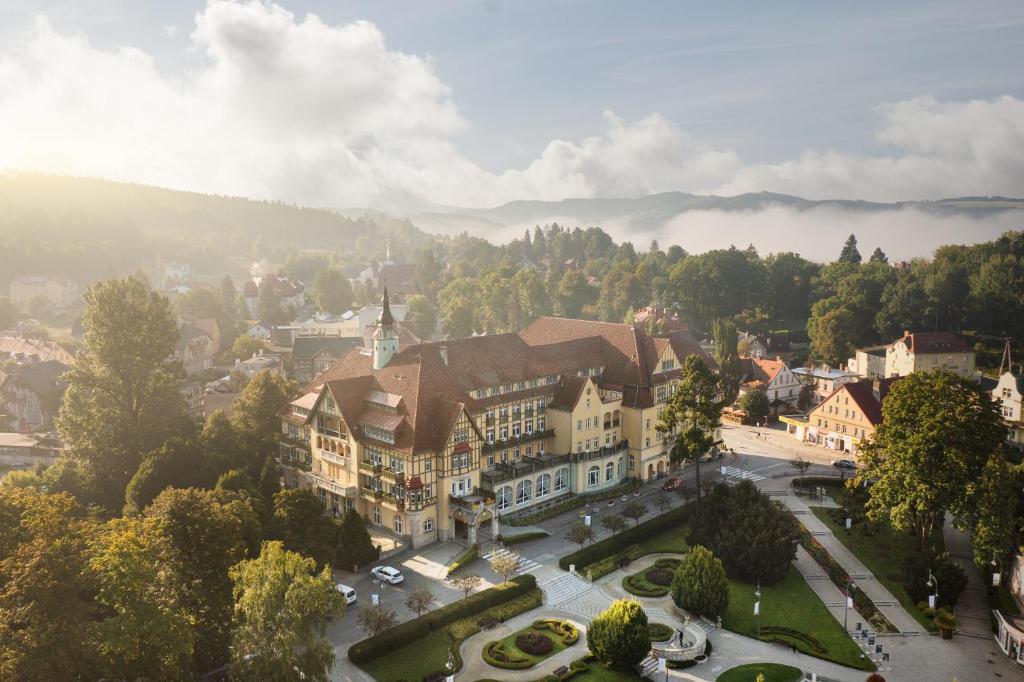 uma vista aérea de uma cidade com um edifício em Polonia em Kudowa-Zdrój