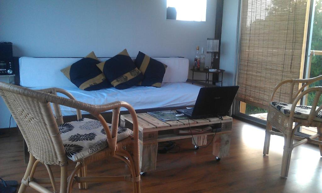 Habitación con cama con ordenador portátil. en La Retobada, en La Pedrera