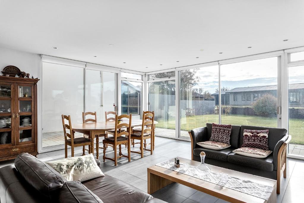Cheerful House with Fireplace - Housity