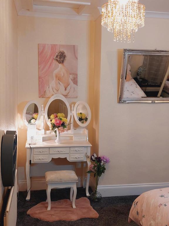 a bedroom with a dressing table and mirrors at Elegant and central two bedrooms house in Bristol
