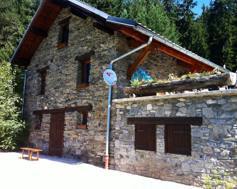 un edificio in pietra con un cartello di fronte di Maison de 5 chambres avec jardin amenage et wifi a Seez a 7 km des pistes a Séez