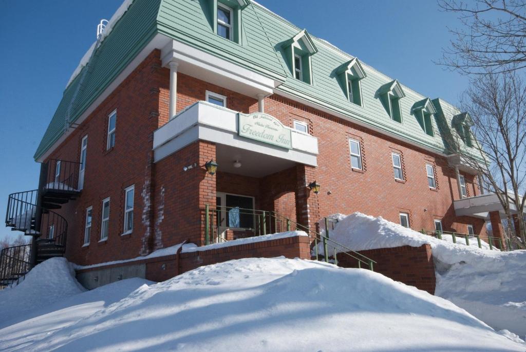 Obiekt Niseko Freedom Inn zimą