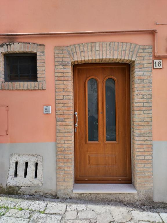 una puerta de madera en el lateral de un edificio en La Casa al Centro, en Rionero in Vulture