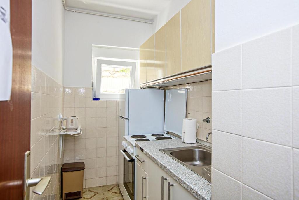 Kuchyň nebo kuchyňský kout v ubytování Apartments and rooms by the sea Tisno, Murter - 5128