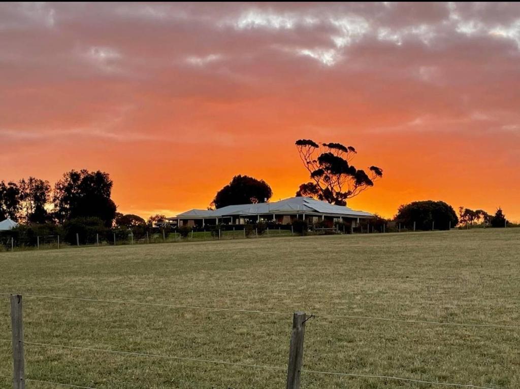 The Tower Hill Farms - Housity