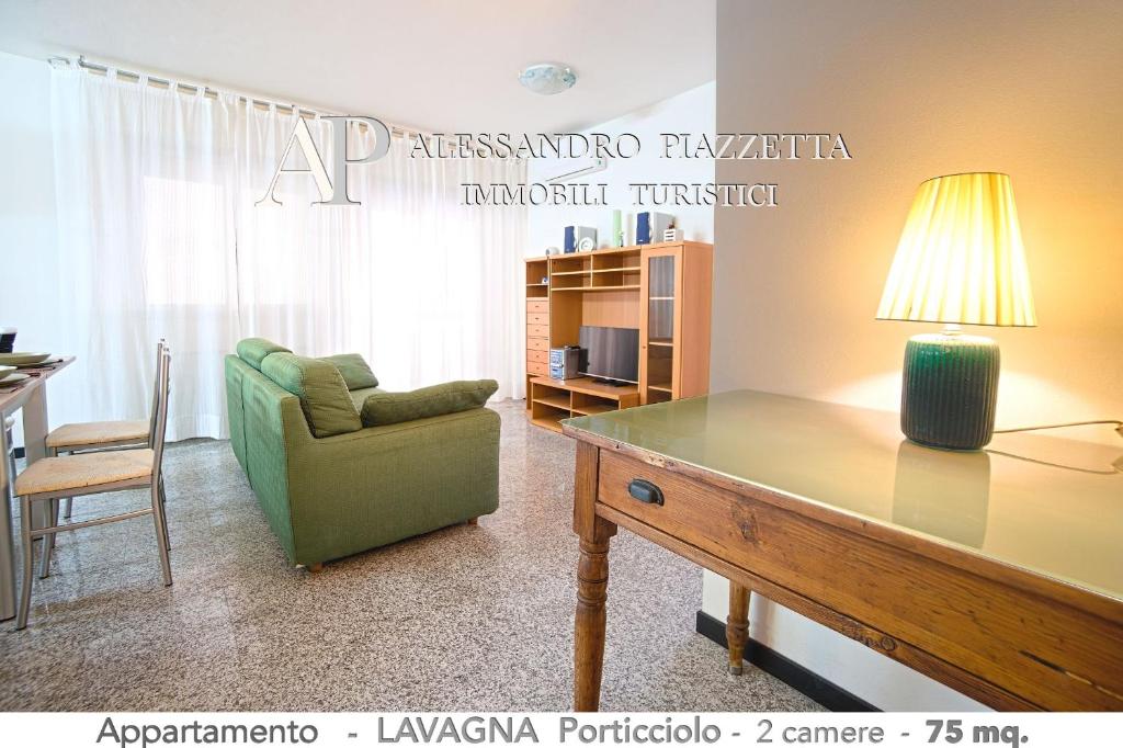 un soggiorno con divano verde e tavolo di Casa ANNETTE a Lavagna