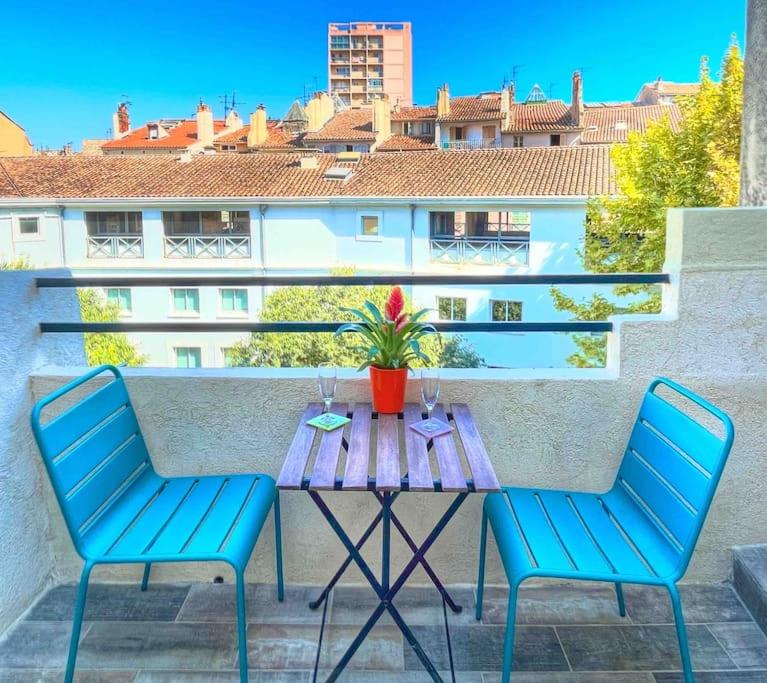 d'une table et de deux chaises sur un balcon avec vue. dans l'établissement Studio avec terrasse à deux pas du port, à Toulon