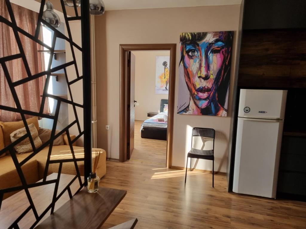una sala de estar con una escalera y una pintura en la pared en ELISA Apartment 20A Center-Skopje en Skopje